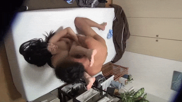 正常位で突かれるめるちゃん